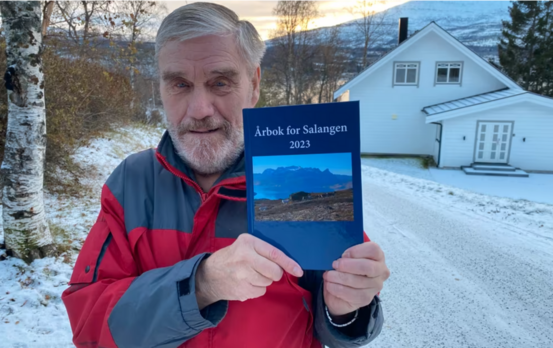 Redaktør Jostein Sagerup er klar med 2023-utgaven av Årbok for Salangen. FOTO: MORTEN DOKKA