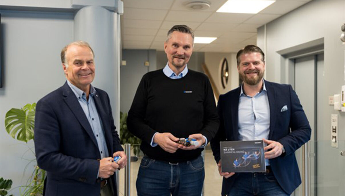 På bildet ser vi fra venstre Herman Larssen, salgssjef B2B, Odd Skriden, produktsjef for tekniske produkter begge Geberit. og Jan Olav Karlsen, produktsjef i Brødrene Dahl.