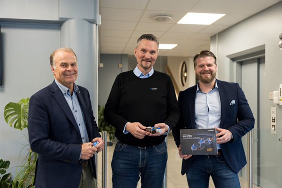 På bildet ser vi fra venstre Herman Larssen, salgssjef B2B, Odd Skriden, produktsjef for tekniske produkter begge Geberit. og Jan Olav Karlsen, produktsjef i Brødrene Dahl.