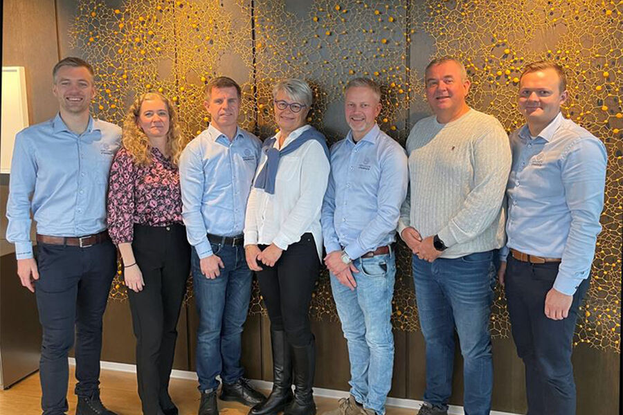 Fra signeringen av avtalen mellom Assemblin AS og Rørlegger Strand & Co. AS. Fra venstre: Espen Gundersen, Siri Forsberg (CFO Assemblin), Jarle Ueland, Kari Elster Hægstad (business controller Assemblin), Trygve Strand, Torgny Volden (regionssjef Assemblin) og Torbjørn Leer.