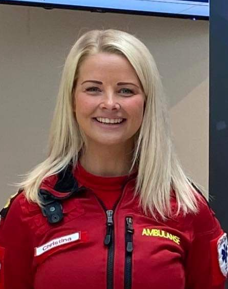 Programleder Christina Rebekke Ariksen er ambulansesjåfør og kjent fra NRK-serien 113. Hun skal lede ungdommene gjennom dagen, og kanskje fortelle noen om hvordan det er å arbeide som Norges mest kjente ambulansesjåfør.