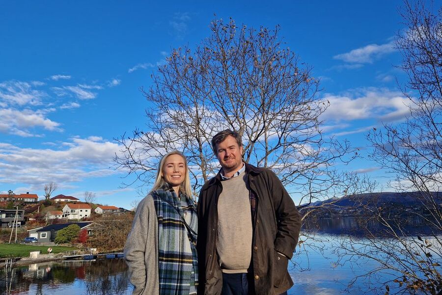 Hilde Rau Heien-Sunde, prosjekt- og markedssjef i COWI, og Petter Jacob Fredriksen, prosjekteringsleder i COWI, skal sammen med Loopfront bidra til å gjøre ombruk enklere i byggeprosjekter. Foto: COWI