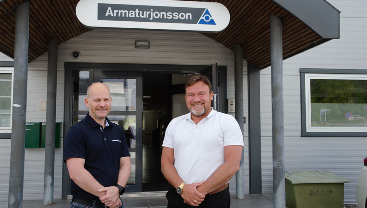 Tor Strand Jacobsen, markedssjef for NOBB VAVVS -basen og Armaturjonssons logistikksjef Ole Fredrik Strøm gleder seg over å kunne lette kravene til dokumentasjon ved å samle alle data i NOBB-databasen. Prosjektets framdrift går som planlagt.
