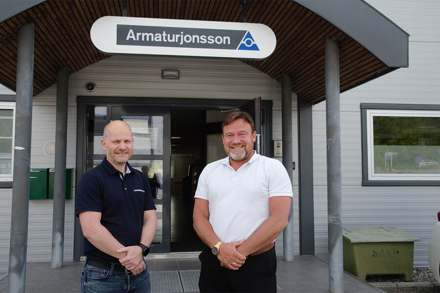 Tor Strand Jacobsen, markedssjef for NOBB VAVVS -basen og Armaturjonssons logistikksjef Ole Fredrik Strøm gleder seg over å kunne lette kravene til dokumentasjon ved å samle alle data i NOBB-databasen. Prosjektets framdrift går som planlagt.
