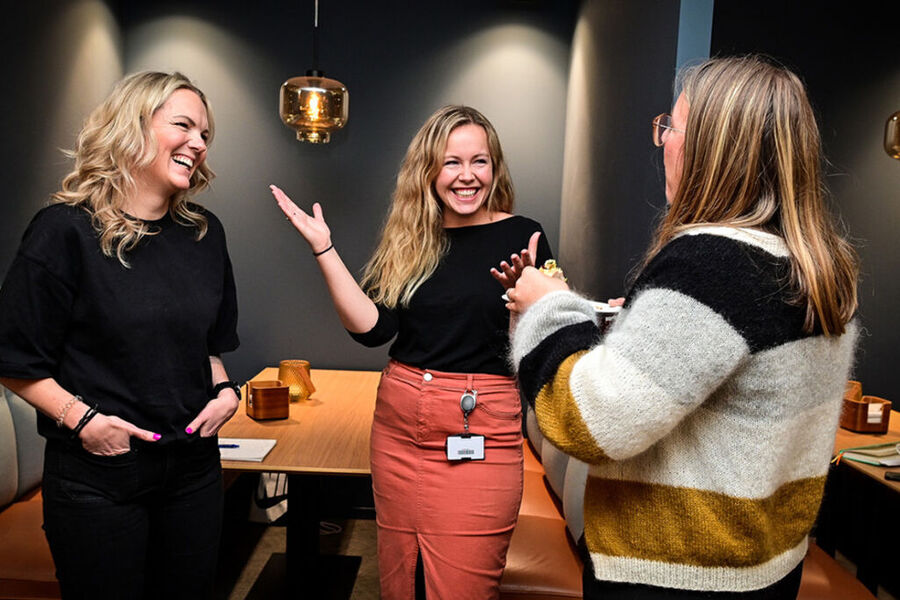 På bildet ser vi fra venstre, Brita Svartveit fra Rambøll, Birthe Espeland, daglig leder Proptech Innovation, og Ingunn Eikeland Bjørkelo i Henning Larsen Architects AS, i hyggelig prat under happeningen hos Allier-Gruppen.