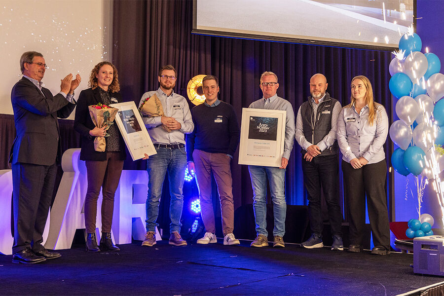 Bilde av årets prisvinnere: Vi ser fra venstre Geberit AS og Bergene Holm AS. Foto: Øyvind Berild, Byggtjeneste Oyvind Berild