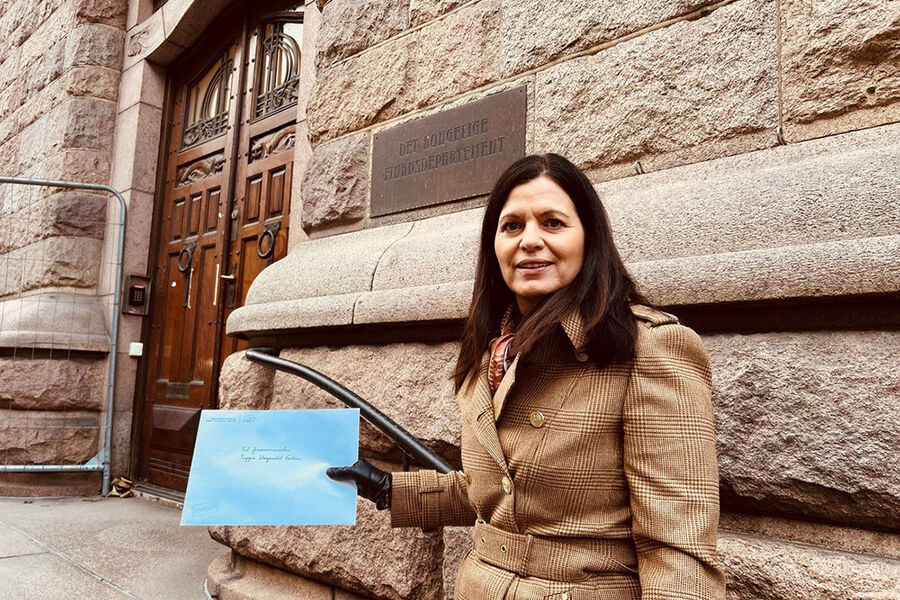 Nina Solli på vei til Finansdepartementet for å overrekke BNL og Fellesforbundets innspill til en treffsikker og effektiv tiltakspakke for byggenæringen. Innspillene er også overlevert partene som forhandler budsjett på Stortinget.