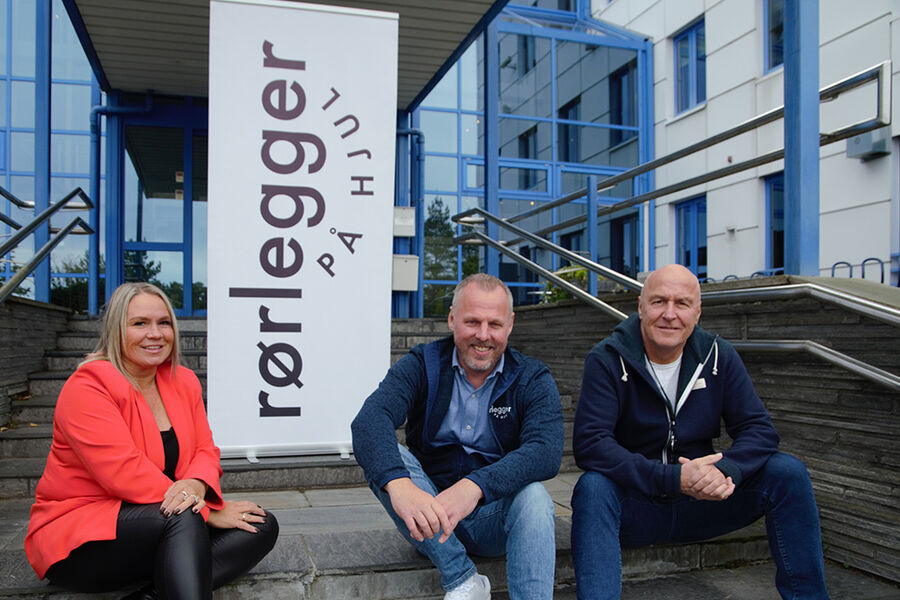 Rørlegger på hjul inngikk nylig en sponsoravtale over tre år med Norges Ishockeyforbund. Avtalen ble inngått i oktober. På bildet ser vi fra venstre, Birgitte Tunheim, markedssjef VVS Eksperten, kjedeansvarlig Rørlegger på hjul, Benny Kopperud, og Jon Thore Thorstensten, Norges Ishockeyforbund.