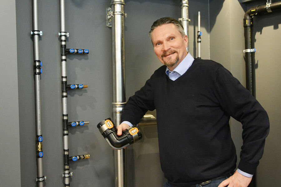 FlowFit rørsystem vist fram av produktsjef for tekniske produkter i Geberit, Odd Skriden