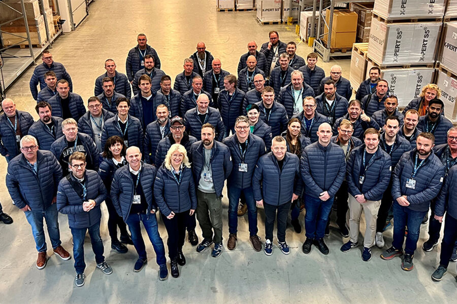 Hele reisefølget med faglærere fra hele Norge, ansatte fra opplæringskontorene, RørNorge og vertskapet fra Roth Norge samlet i logistikksenteret til Roth North Europe rett ved Kastrup flyplass i København.