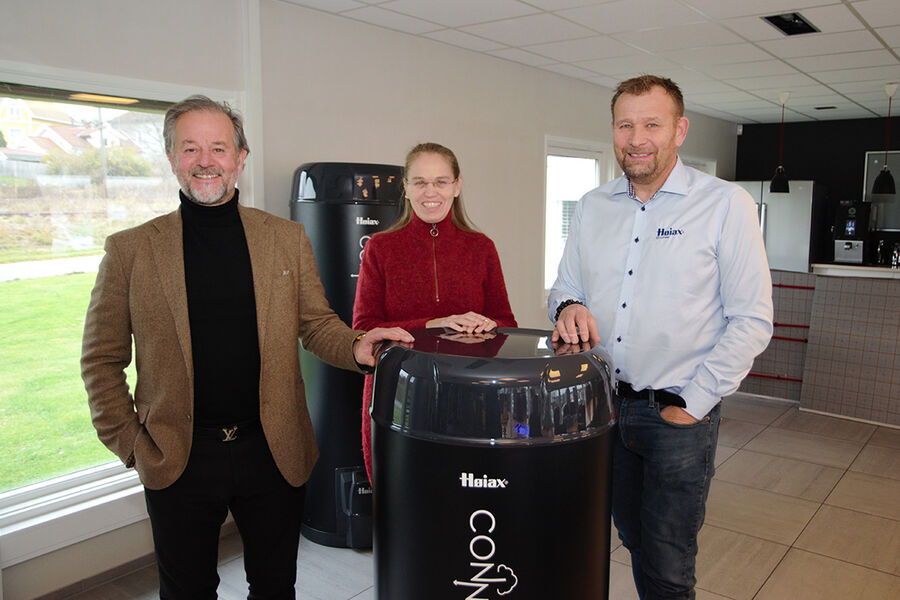 Høiax har EPD-sertifiserte varmtvannsberedere og miljøsertifikatet er utarbeidet og publisert i samarbeid med forskningsinstituttet NORSUS AS. – Vi har valgt å lage våre EPD-er helt fra produktets start til de er ferdig resirkulert. Det vil si hele livsløpet, sier kvalitets- og HMS-sjef Berit Pinderød, kommersiell direktør Hans Wernersen og administrerende direktør Thomas Buskoven.