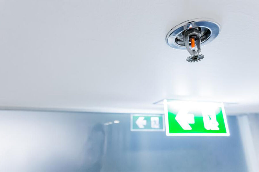 Kritiserer Finans Norge-organisasjon: Offentlige byggherrer og brannrådgivere blir ledet til å tro at sprinkleranlegg er sertifiserte og godkjente slukkesystemer, mens vanntåkesystemer ikke er det, skriver artikkelforfatteren. FOTO: DREAMSTIME