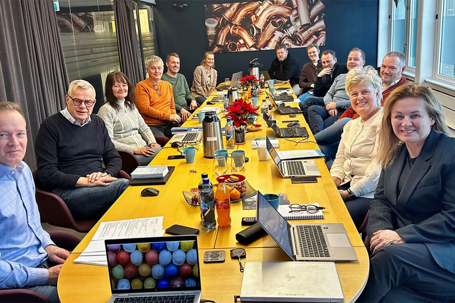 Styret lot seg begeistre av Eli Hermine Heyerdahl Eide og Henrik Seljeset Berg-Olsen til et løft for vannbårne energisystem, fra venstre styreleder Torkild Korsnes, nestleder Knut Jensen, styremedlem Nina Reiersrud, Trond Hagen, Andreas Hellem, Inger Lien Halvorsen, Åke Scherffenberg, Henrik S. Berg-Olsen (adm), Eirik Auale, Mike Kristiansen, Andreas Knutsen, Anne Lise Ihle (adm) og Eli H. H. Eide (adm).