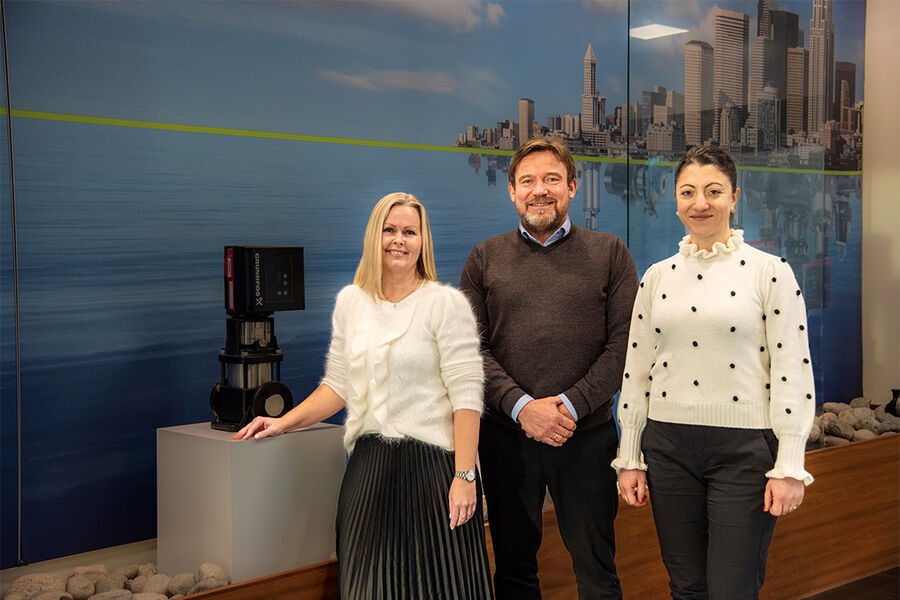 På bildet ser vi fra venstre Terese Lundem Gamlem, marketing manager og leder av digitalt markedsføringsteam i Grundfos Vest-Europa, Tor Strand Jacobsen, markedssjef for VAVVS i Byggtjeneste, og .Liana Arutyunyan, kundesenteransvarlig i Grundfos.