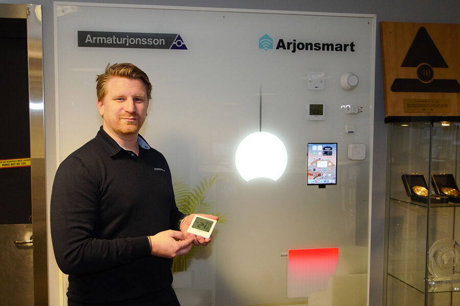 - Arjonfloor er et gammelt og kjent navn i markedet, og de fleste vet at termostater faller inn under denne kategorien. I tillegg har vi laget Arjonsmart fordi vi vil ha et helt spekter med produkter og et komplett, smart system, sier Armaturjonssons produktsjef Robin Thomsen.