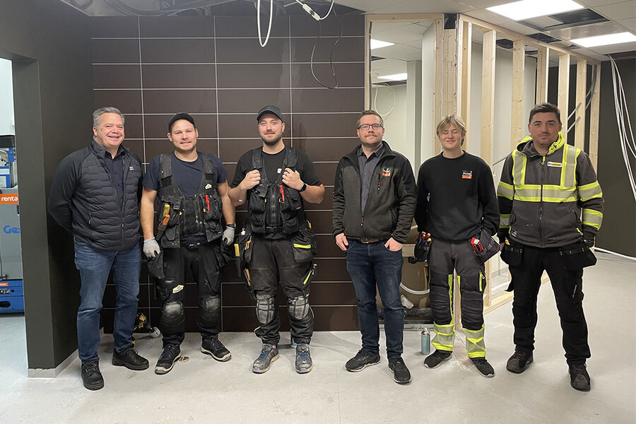 På bildet ser vi fra venstre: Håvard Hildrum fra FLOW Pluss Norge, Richard fra byggmester Johansen, Philip fra montasjelaget, Tjerand Djup Nesvik fra FLOW Elektro Sør-Vest, Kjetil Monsen fra FLOW Elektro Sør-Vest og Martin fra Montasjelaget.