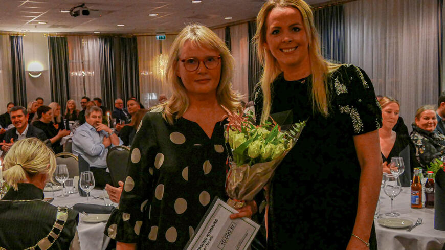 Tone Myklebust ble på middagen etter årets siste kommunestyre tildelt kulturstipend for henne litterære prosjekter i Eigersund.