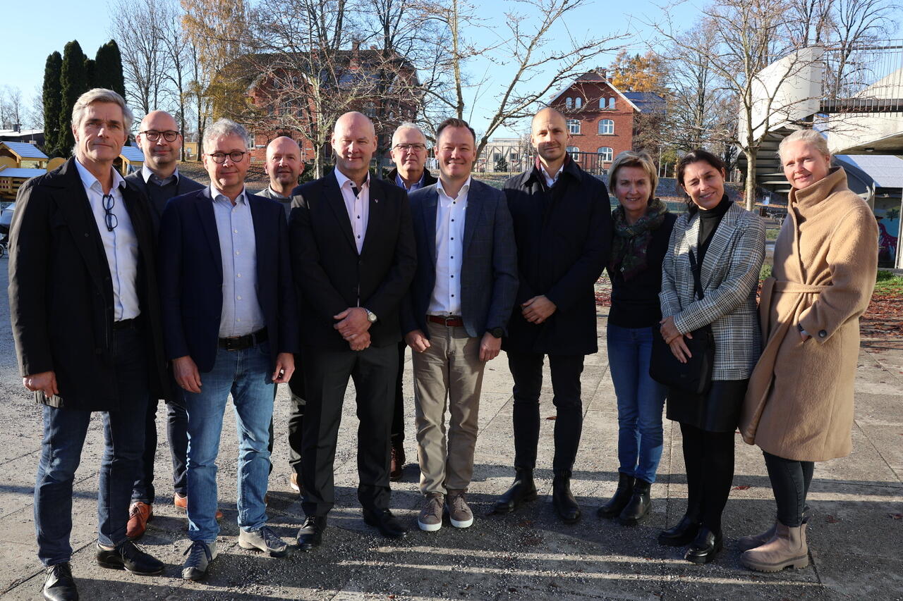 Møtedeltakerne samlet foran Ås kulturhus