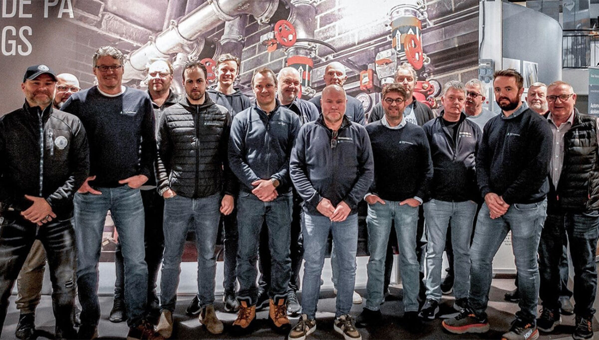 16 av Rørentreprenørene Norges instruktører, sammen med Kiwas kursleder Per Arne Lindvik, på instruktørkurset i mars 2023.