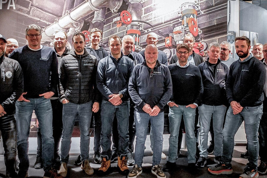 16 av Rørentreprenørene Norges instruktører, sammen med Kiwas kursleder Per Arne Lindvik, på instruktørkurset i mars 2023.