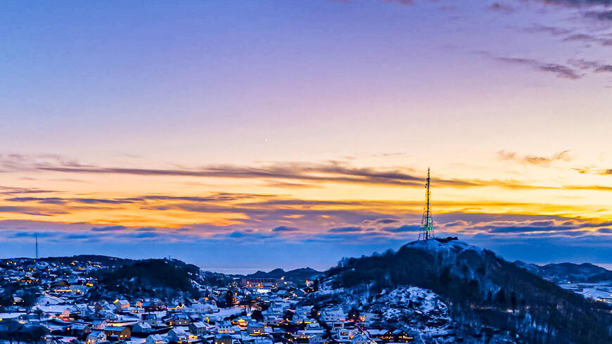 Vinter på Varberg og Husabø med fargerik himmel i bakgrunnen