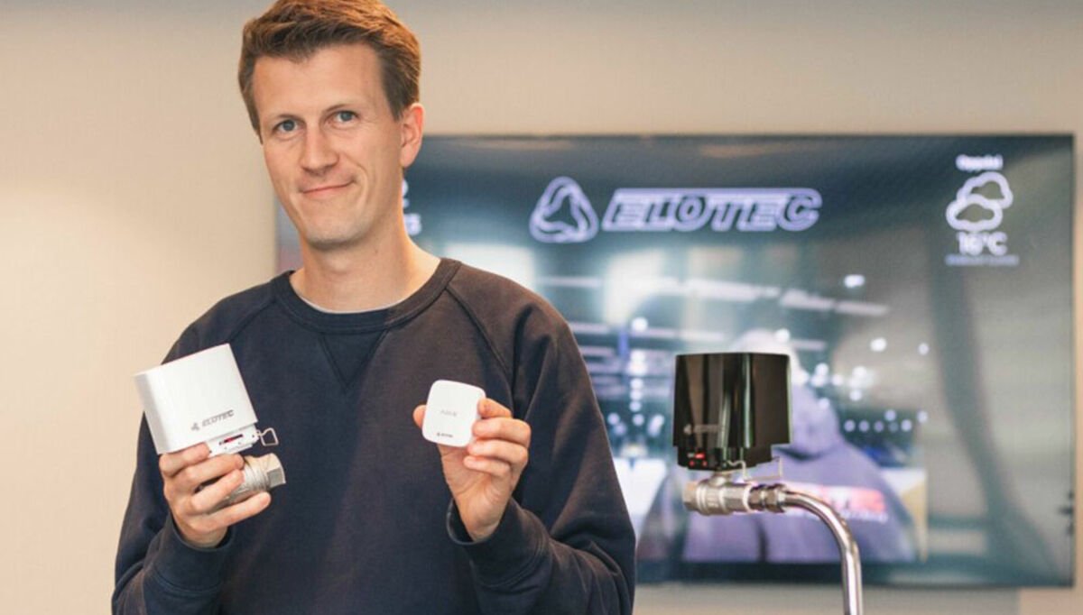 Ole Grendal viser frem Elotecs nye lekkasjestopper som de nettopp har lansert på markedet.