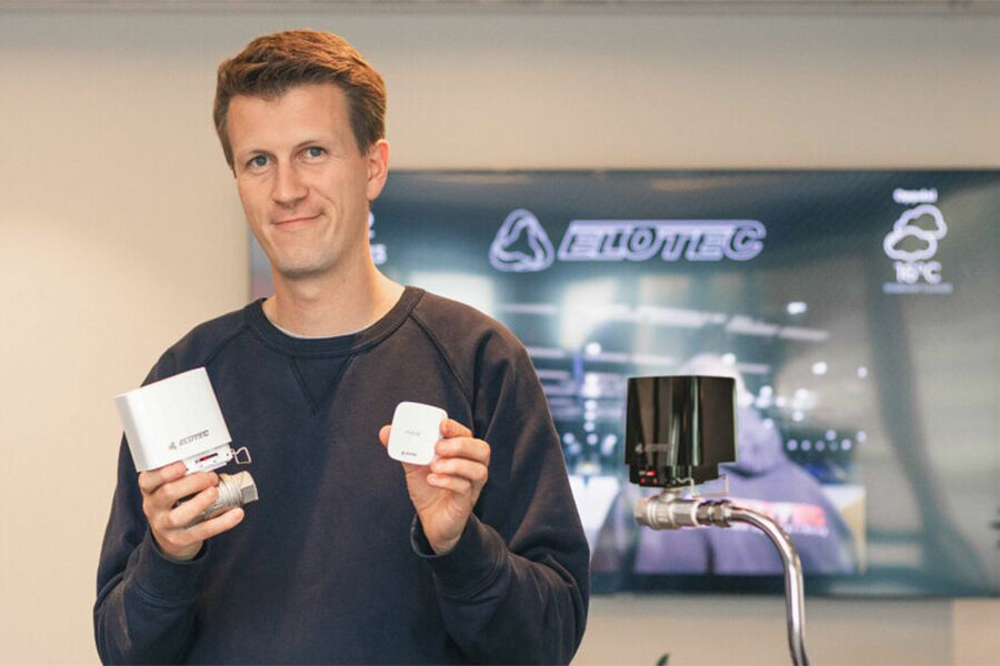Kristian Kleven, produktsjef i Elotec,viser frem Elotecs nye lekkasjestopper som de nettopp har lansert på markedet.
