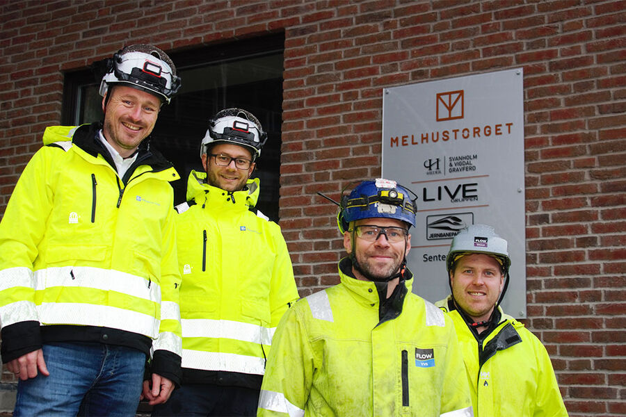 På byggeplassen på «Nye Melhustorget» ser vi fra venstre, Jørgen Østby, prosjektleder, og anleggsleder og bas Ola Eidsmo i FLOW Trøndelag VVS AS, Stian Bredin, Key Account Manager, Brannsikkerhet hos Brødrene Dahl AS, og Axel Sæther Berntsen, Brødrene Dahls tekniske sjef VVS region nord, som er mannen bak modifiseringene i tett samarbeid med blant annet FLOW Trøndelag VVS.