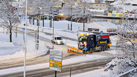 Vinter på veiene i Egersund sentrum med brøytebil