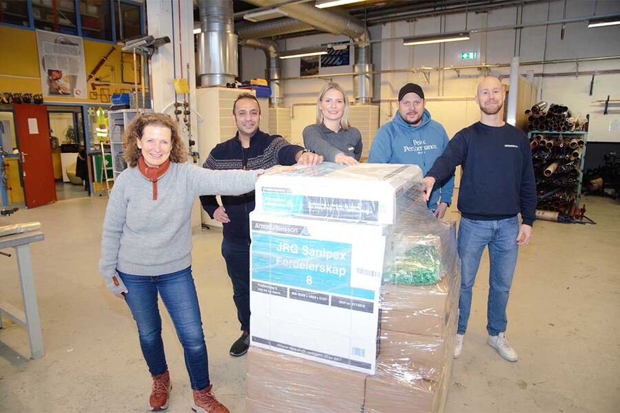 - Da jeg fikk beskjed om at Armaturjonsson ville støtte oss med masse flotte produkter, måtte jeg stoppe bilen og juble av glede, sier kontaktlærer Mohammed Bahjat Abdul Rahman ved Stovner vgs. Her har produktene ankommet Stovner vgs. På bildet ser vi fra venstre, Ellen Fossli, Armaturjonsson, kontaktlærer Mohammed Rahman, Christina Lie, rørambassadør, Jonas Langseth, lærer, og Kolbjørn Sundberg, Armaturjonsson.