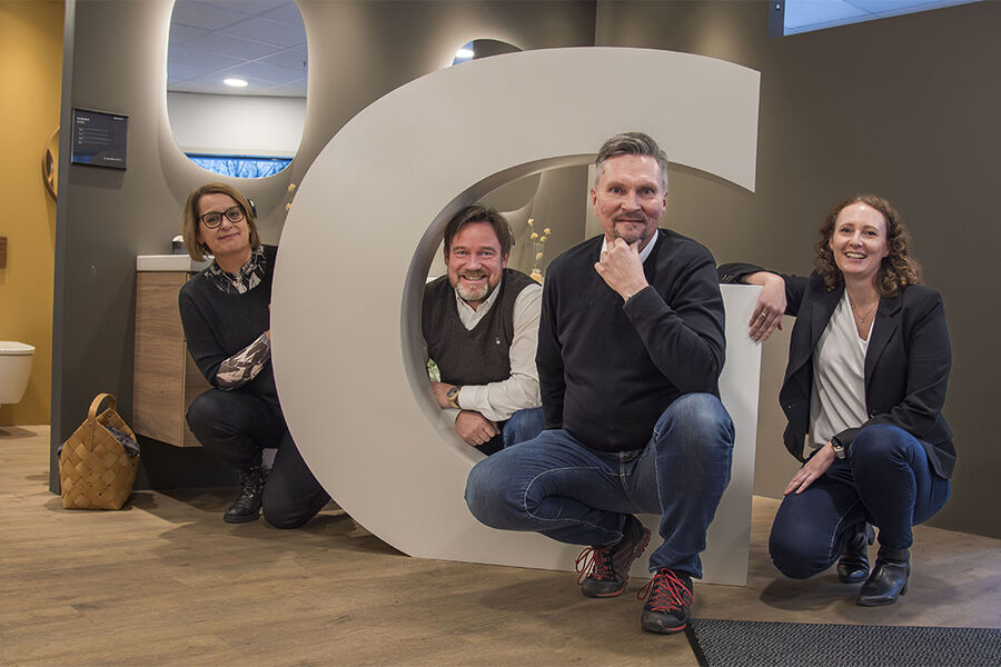 I Geberits showroom på Luhrtoppen var det full enighet at man nå ser frem til lanseringen av den nye NOBB-basen. På bildet ser vi fra venstre, produktsjef synlige produkter, Anne Ersnes,Geberit, markedssjef VA/VVS i NOBB, Tor Strand Jacobsen, produktsjef tekniske produkter, Odd Skriden, og avdelingsleder Gro Fjeldstad i Geberit.