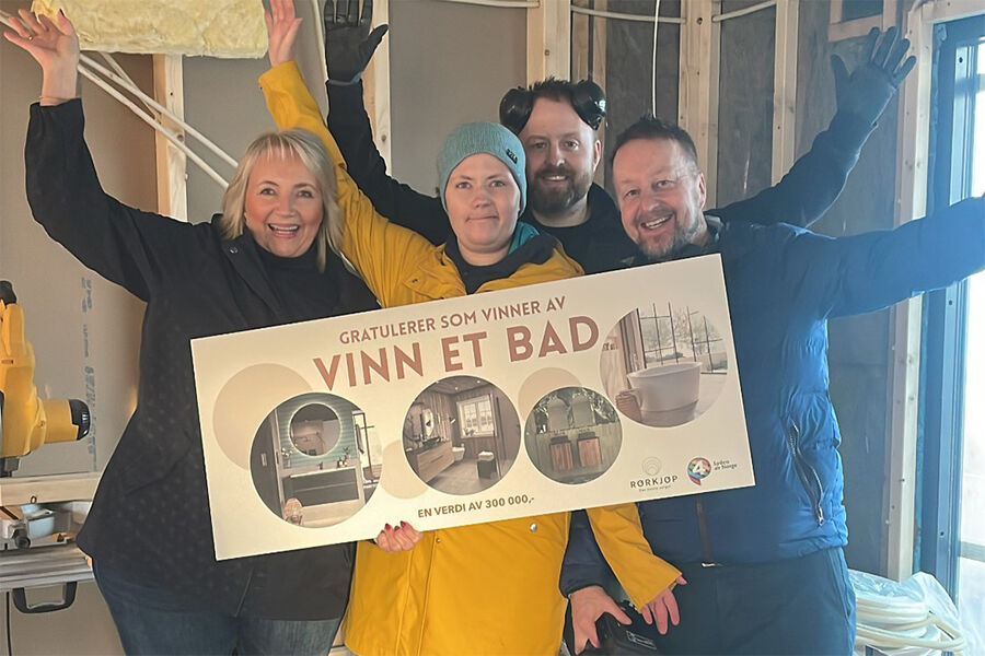 Lene og Gøran i midten er svært fornøyde vinnere av Vinn Et Bad til verdi kr. 300.000,- fra Rørkjøp. Her er det omkranset av moren til Gøran, Hilde Nystrøm Megård, som nominerte de, og P4`s Sigurd Sollien.