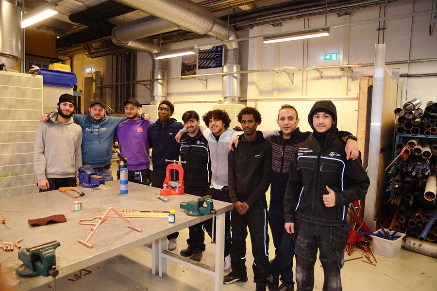 Mange av Mohammeds Rahmans (nr. 2 fra høyre) elever kommer fra tøffe kår som gjør det nødvendig å møte dem på en annen måte enn gjennom den tradisjonelle lærerrollen. Her ser han sammen med lærer Jonas Langseth nr. 2 fra venstre.