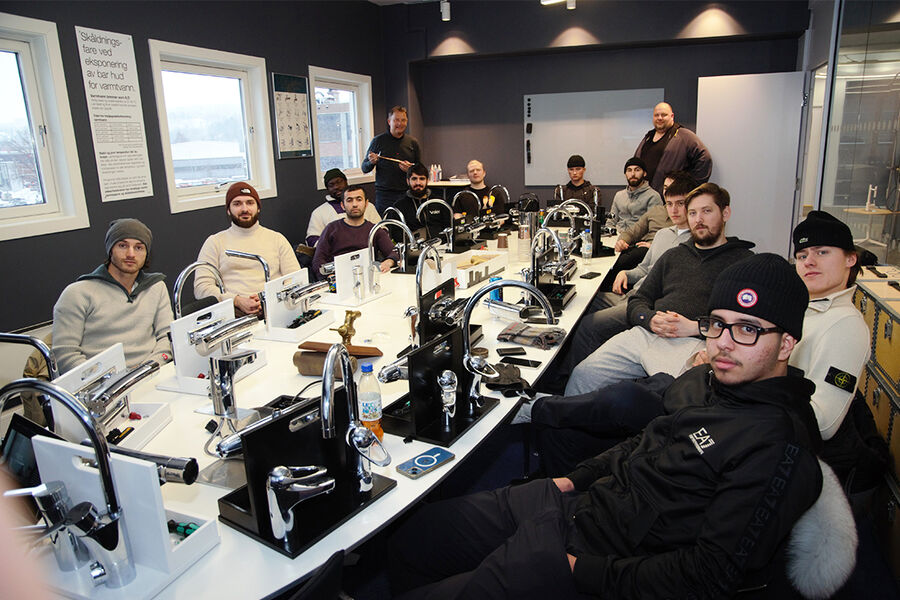 Andreårslærlingene hos Rørentreprenørenes opplæringskontor Oslo og Omegn var nylig på kranskole hos FM Mattsson i Oslo. Kursholder Lasse Pedersen, FM Mattsson (bak til venstre ) og lærer fra Opplæringskontoret, Mikael Kristiansen, (bak til høyre), er enige om at dette er verdifulle samlinger for de kommende rørleggerne.