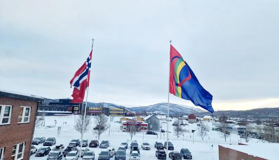 Norsk og samisk flagg utenfor kommunehuset i Sørreisa