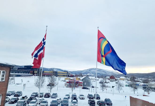 Norsk og samisk flagg utenfor kommunehuset i Sørreisa