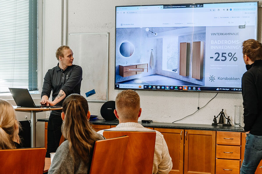 Her viser Stian Tønnesen i Korsbakken Bad frem ulike produkter og funksjoner som man finner på Korsbakkens nettsider.