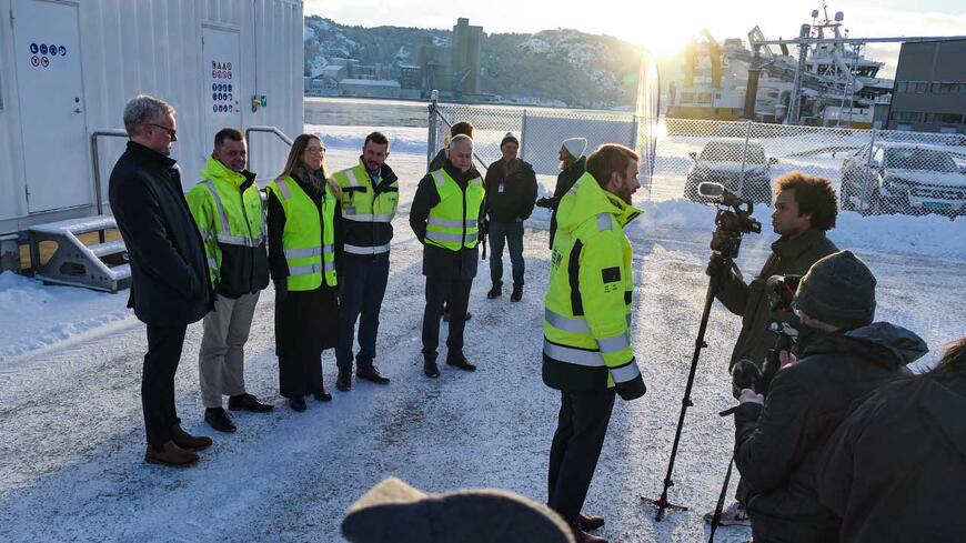 Næringsministeren blir intervjuet på Eigerøy