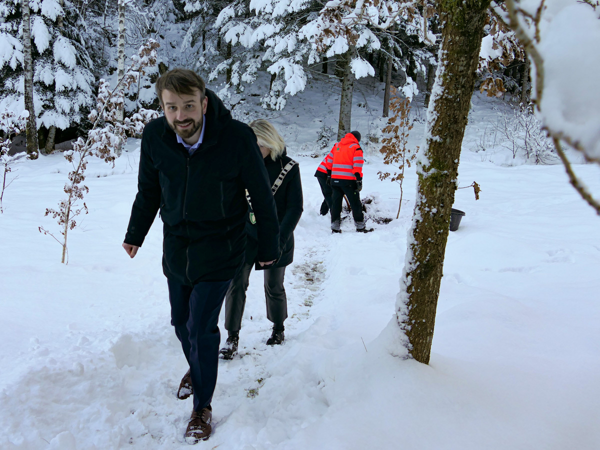 Næringsministeren går i snøen i eikeskogen