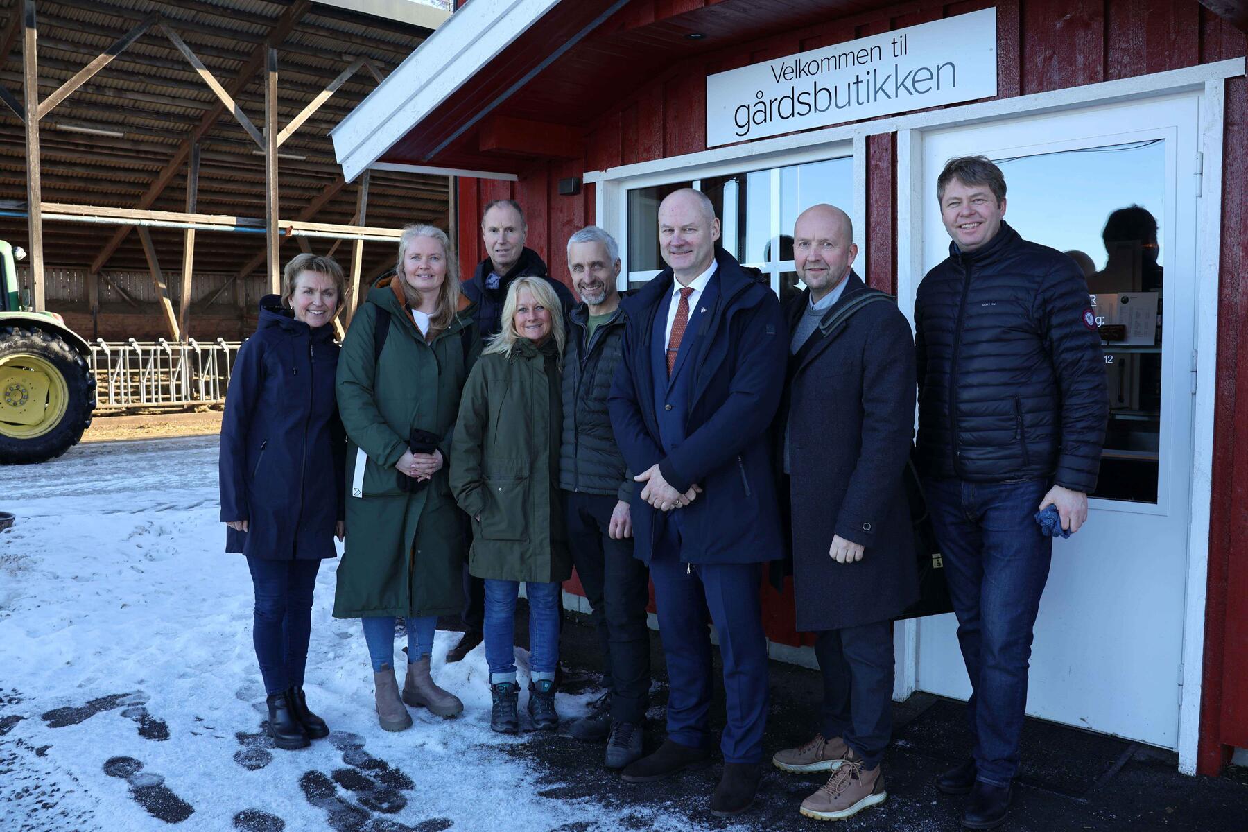 Dialog med Dyster gård. Fv. Virksomhetsleder kultur, samfunn og teknikk Ellen Grepperud, leder Attraktive Ås Silje Kjenseth-Wynter, landbrukssjef Arne Ivar Sletnes, Tove og Johan Bjørneby (gardbrukere), ordfører Bengt Nøst-Klemmetsen, kommunedirektør Tom-Arne Tørfoss og næringsrådgiver Trond Sæbø Skarpeteig.