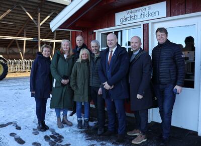 Dialog med Dyster gård. Fv. Virksomhetsleder kultur, samfunn og teknikk Ellen Grepperud, leder Attraktive Ås Silje Kjenseth-Wynter, landbrukssjef Arne Ivar Sletnes, Tove og Johan Bjørneby (gardbrukere), ordfører Bengt Nøst-Klemmetsen, kommunedirektør Tom-Arne Tørfoss og næringsrådgiver Trond Sæbø Skarpeteig.