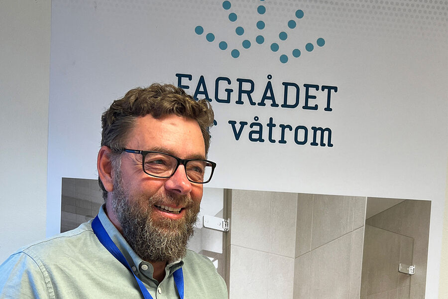 Daglig leder i Fagrådet for våtrom, Vidar Hellstrand, fratrer sin stilling i løpet av våren og ønsker seg en engasjert etterfølger. Foto: FFV