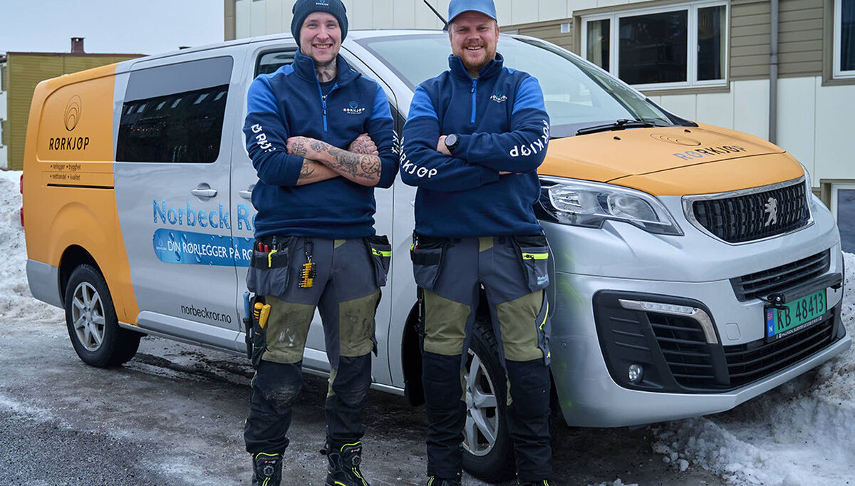 Smilende Petter Norbeck og Espen Bergmann fra  Norbeck Rør klar for oppdrag.