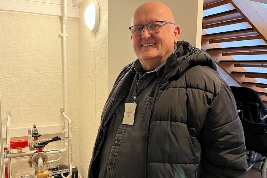 Prosjektleder Olav Væhle i Boligbygg Oslo KF foran et vanntåkeanlegg i en kommunal eiendom i bydel Vestre Aker. Foto: Boligbygg Oslo KF