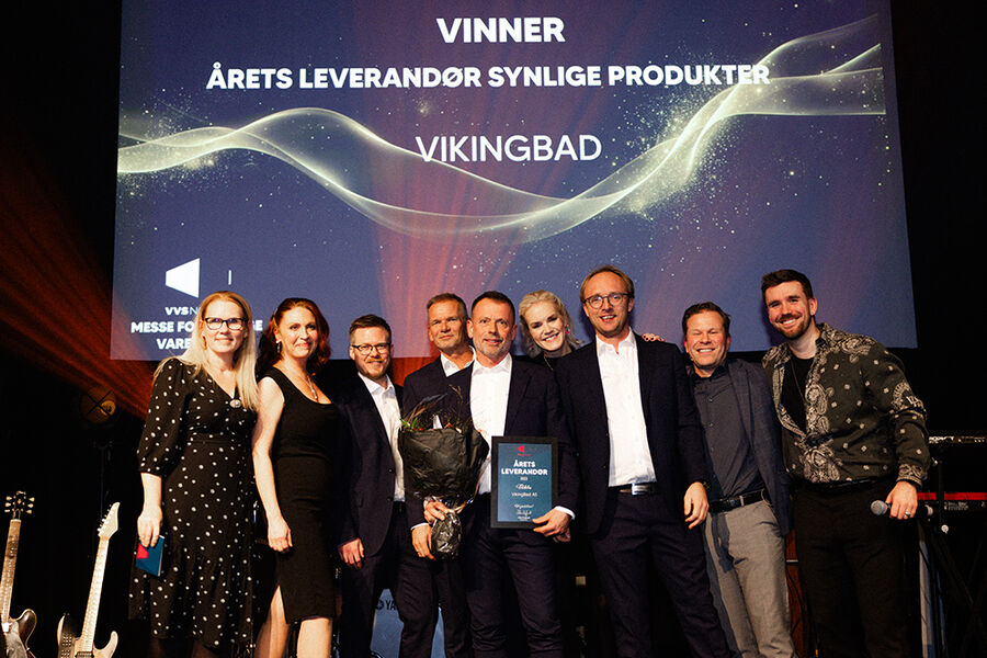 Prisen ‘Årets leverandør’ for synlige produkter gikk også i år til VikingBad. F.v.: Heidi Mindrebøe (VVS Norge), Irina Ellingsen, Magnus Aanstad, Steinar Gunstveit, Tom Nyhagen, Stine V. Bernander, Erlend Røisland (alle Vikingbad), Vidar Skoglund (VVS Norge) og konferansier for anledningen, Stian Blipp.