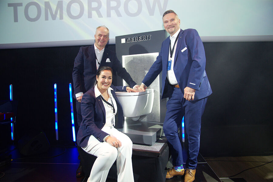 Daglig leder Tor Martin Garsjø, Vibeke Lund Skeide, Sales Manager B2C, og Odd Skriden, Produktsjef, i Geberit Norge, var svært fornøyd med å kunne presentere enda et nytt AquaClean dusjtoalett. - Dette er et fantastisk produkt som vi kan tilby markedet til en svært gunstig pris, og som gjør det interessant i både forbruker- og prosjektmarkedet, sier de.