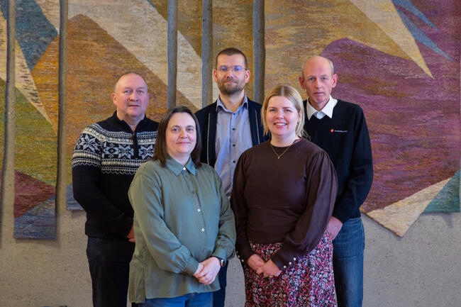 Bilde av de fem representantene i PLU.