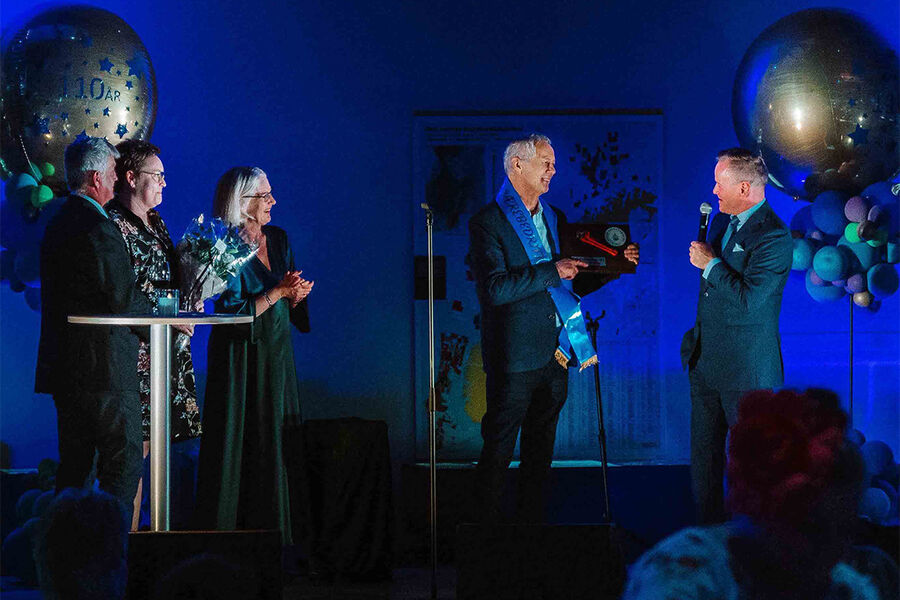 Med høy score på alle kriteriene var det Nilsson Haras som stakk av med tittelen Årets Lærebedrift 2023. – Bare det å få lovt til å være en av de seks firmaene som var med i sluttkampen var stort for oss, og så til slutt sitte igjen som vinner er jo bare helt fantastisk, sa daglig leder Kato Lidahl i Nilsson Haras AS under prisutdelingen i fjor. Foto: RørNorge