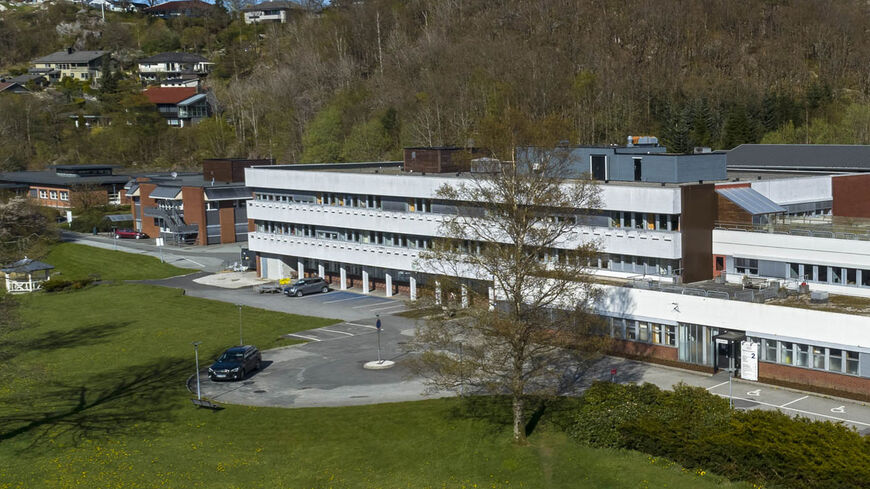 Dronefoto av sykehuset på Lagård