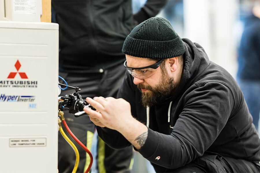 Selv om R32 blir forbudt i de vanligste typene varmepupmer de nærmeste årene, forsvinner ikke kravet om f-gass-sertifisering. Foto: Norsk Varmepumpeforening